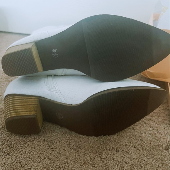 NEW COWGIRL BOOTS - Picture 4 of 5